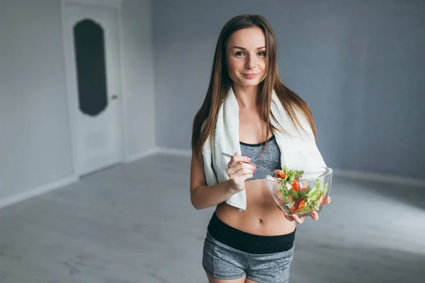 Fitness dívka s čerstvým salátem — Stock fotografie