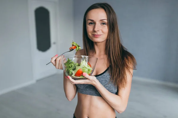 Fitness ragazza mangiare insalata — Foto Stock