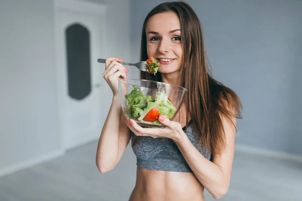 Fitness ragazza mangiare insalata — Foto Stock