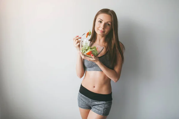 Fitness menina comer salada — Fotografia de Stock