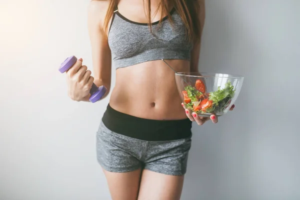 Фитнес-девушка со свежим салатом — стоковое фото