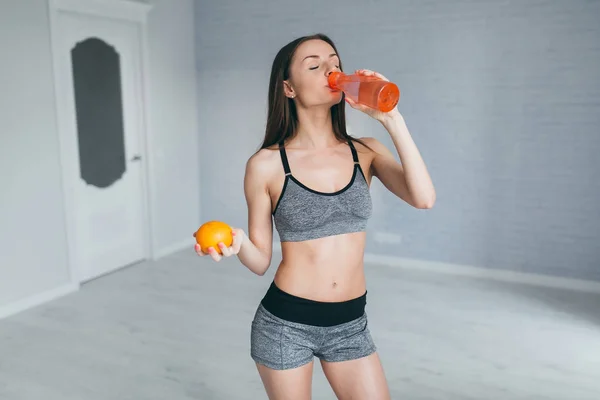 Meisje houdt van Oranje en drink water — Stockfoto