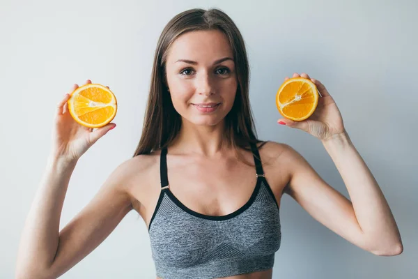 Fitness-Mädchen mit Orangenscheiben — Stockfoto