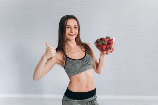 Chica sosteniendo fresas frescas — Foto de Stock