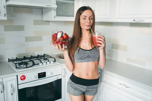 Chica fitness bebida cóctel —  Fotos de Stock
