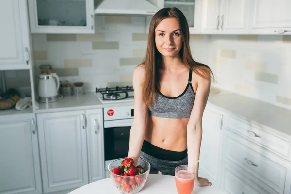 Girl with cocktail and strawberries — Stock Photo, Image