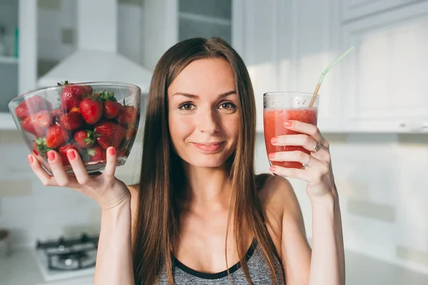 Flickan håller cocktail och jordgubbar — Stockfoto