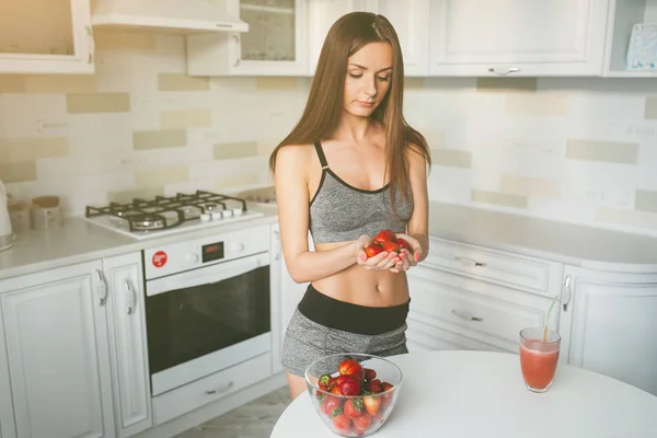 Fitness dívka s jahodami — Stock fotografie