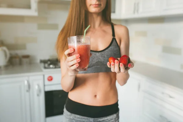 Flickan håller röd cocktail och jordgubbar — Stockfoto