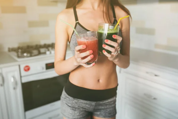 Fitness girl holding cocktails — Stock Photo, Image