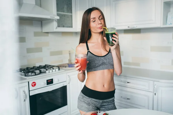 Fitness girl drink cocktail — Stock Photo, Image