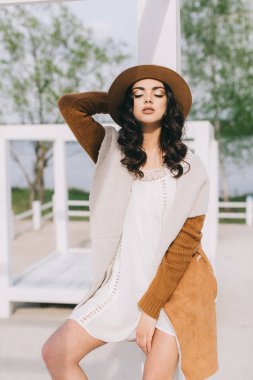 Sahilde güzel bir kadın