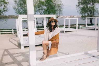 Sahilde hippi tarzı kadın