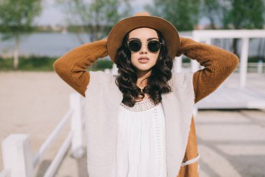 Beyaz elbiseli güzel model