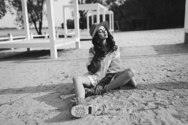 Güzel kadın yaz poz