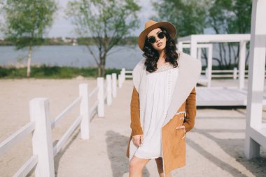 Beyaz elbiseli güzel model