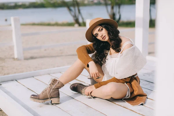 Bela mulher na praia de verão — Fotografia de Stock