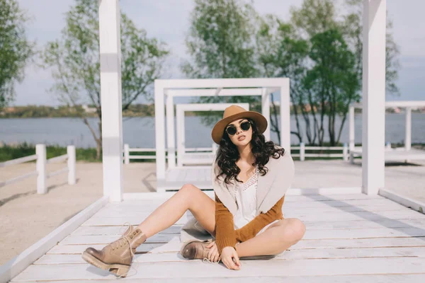 Vrouw in hippie stijl poseren — Stockfoto