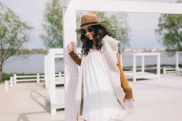 Mujer en estilo hippie en la playa —  Fotos de Stock