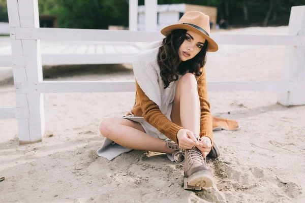 Beautiful model in brown hat — Stock Photo, Image