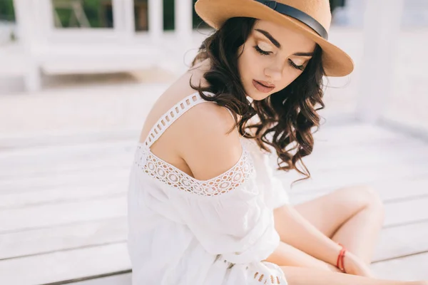 Mujer en sombrero en la playa —  Fotos de Stock