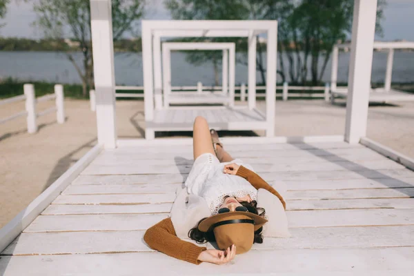 Hermosa modelo en vestido blanco — Foto de Stock