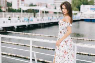 beach Teras üzerinde şık elbiseli kadın