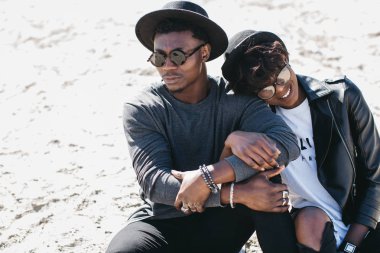 Afrikalı çift sahilde