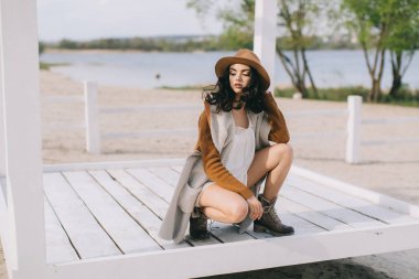 Kahverengi şapkalı güzel model