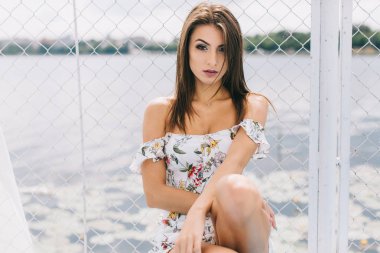 beach Teras üzerinde şık elbiseli kadın