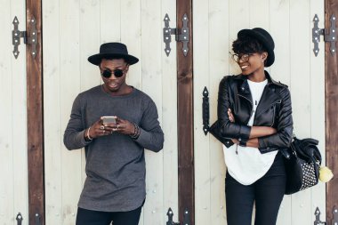 Afrikalı çift Smartphone kullanarak