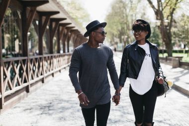 Afrikalı çift sokakta yürüme