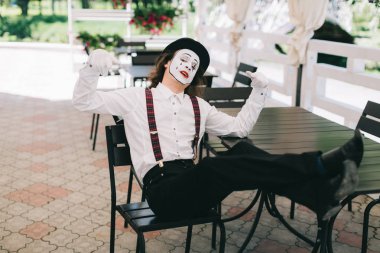 restoranda poz MIME sanatçı