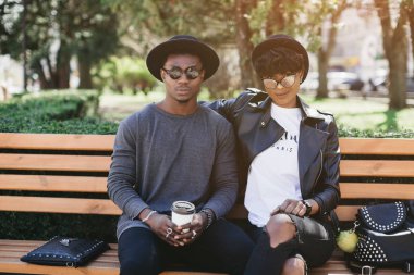 Dışarıda kahve içen çift.