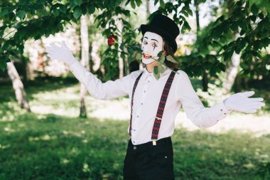 MIME sanatçı ile kırmızı gül 