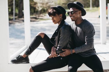 Yaz aylarında sokakta Afrikalı Çift