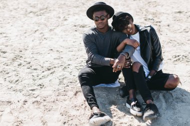 Afrikalı çift sahilde