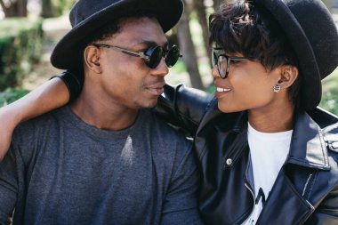 Şık çift parkta sarılma