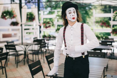 restoranda poz MIME sanatçı