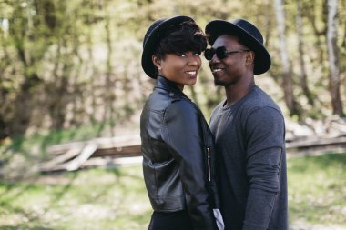 Afrikalı çift Park'ta sarılma