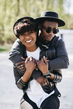 Afrikalı çift Park'ta sarılma