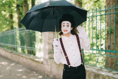 MIME sanatçı yeşil çit poz 