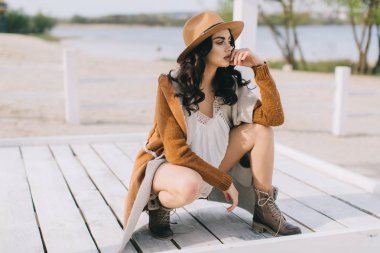 Kahverengi şapkalı güzel model