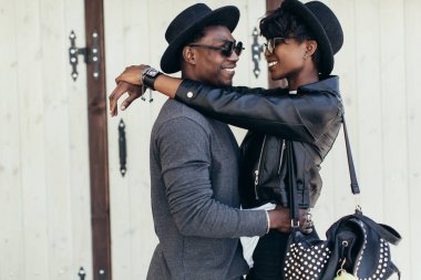 Afrikalı çift sokakta sarılma