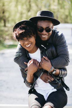 Şık çift parkta sarılma