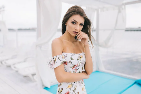 Mujer en vestido elegante en la terraza de la playa —  Fotos de Stock