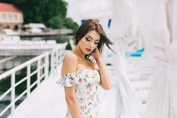 Frau in stylischem Kleid auf Strandterrasse — Stockfoto