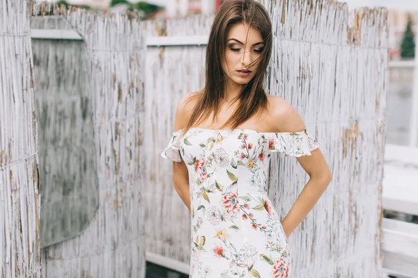 Frau in stylischem Kleid auf Strandterrasse — Stockfoto