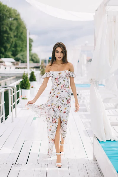 Vrouw in stijlvolle jurk op strand terras — Stockfoto