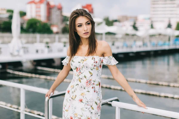 Vrouw in stijlvolle jurk op strand terras — Stockfoto